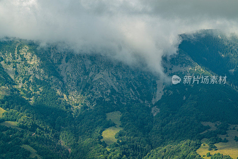 Babin zub - Stara planina，塞尔维亚。Babin zub是塞尔维亚东南部Stara Planina山脉的一座山峰。